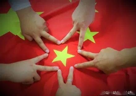 “惠图仿石漆”冠名高铁列车从昆明站首发磨憨