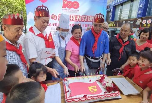 【视频】“小蛤蜊”喊话全国小可爱:来青岛,逛栈桥喂海鸥!当地特产免费领
